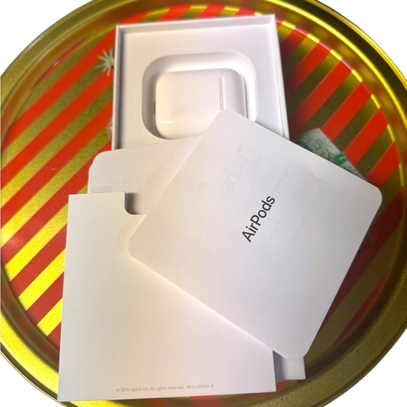 APPLE AirPods 2nd Generation w/Earphone Earbud & Wireless Charging Case w/Box - Picture 8 of 10